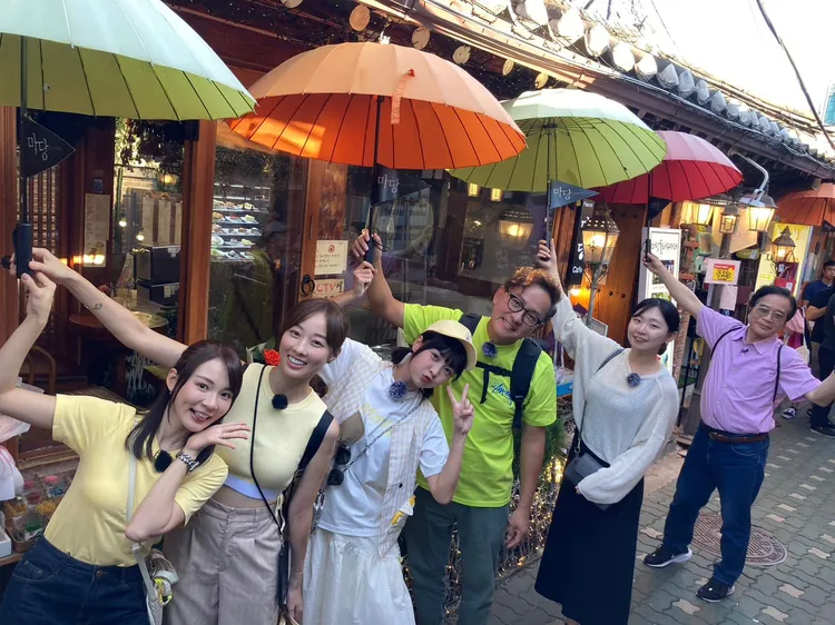 林莎（左起）、夏語心、籃籃、詹姆士、詹貞、台語老師等一起打造益善洞打卡景點。公視台語台提供