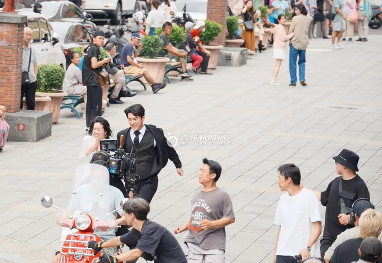 李程彬與程予希「程程CP」牽手奔跑，章廣辰與姚愛甯回頭觀望。特勤中心攝