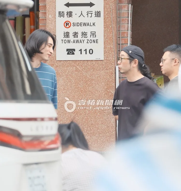 章廣辰（左）與導演許富翔聊天。特勤中心攝