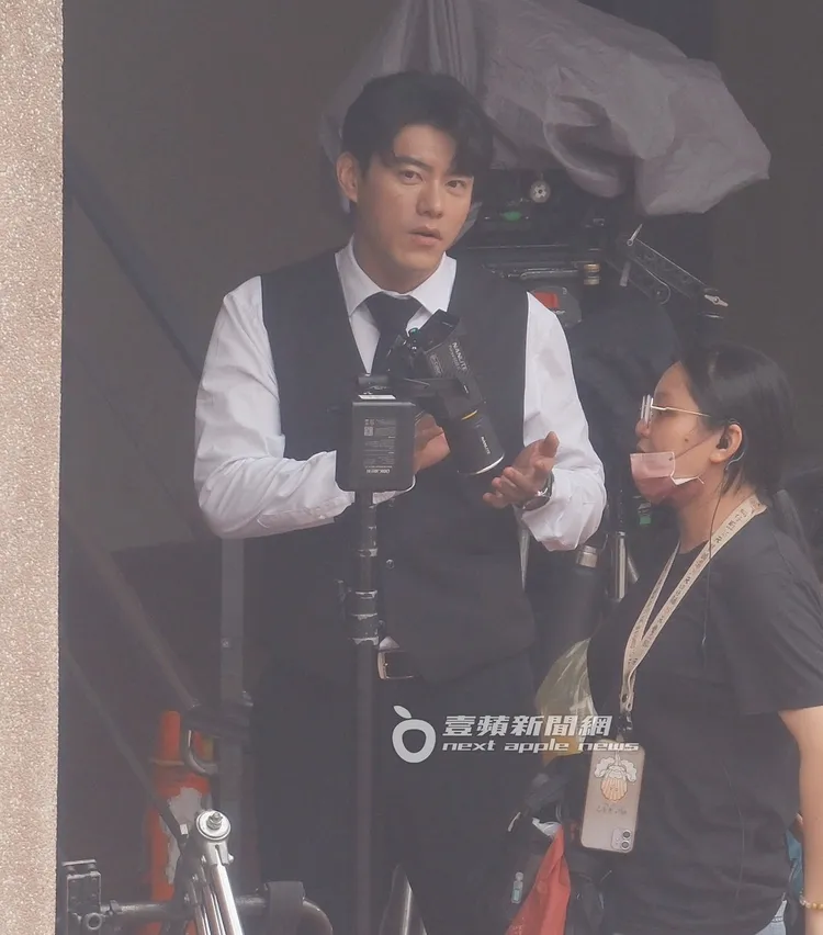 李程彬等戲時和工作人員聊天。特勤中心攝