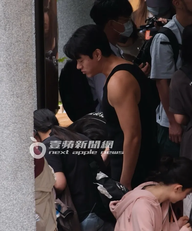 結束拍攝，李程彬脫下西裝休息，只穿無袖背心的他露出壯碩手臂。特勤中心攝