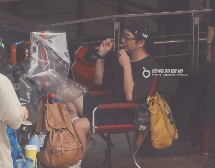導演許富翔坐在導演椅上，盯著螢幕確認畫面。特勤中心攝
