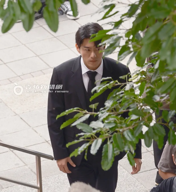 李程彬趁空檔調整狀態。特勤中心攝