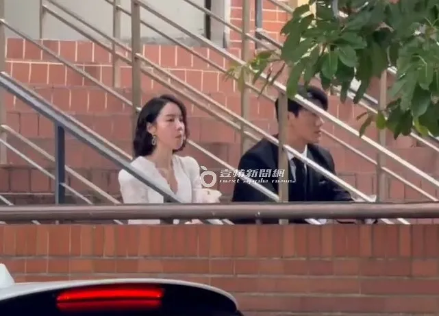 李程彬（右）與程予希在廣場樓梯間吃包子談情。特勤中心攝