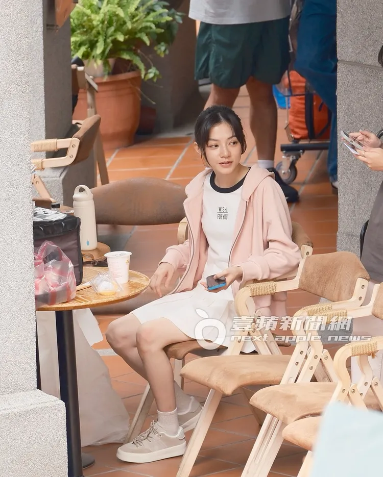 姚愛甯小露白皙美腿，坐在一旁等候開拍。特勤中心攝