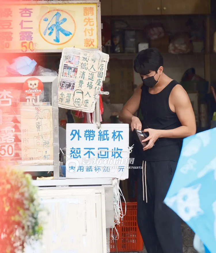 李程彬下班走到「顏記杏仁露」，從CHANEL皮夾掏出銅板外帶1碗50元的杏仁露。特勤中心攝