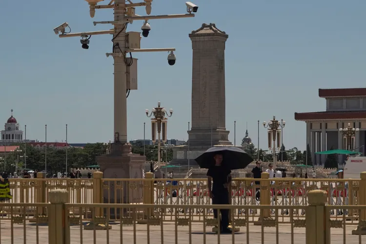 每年6月4日，中國都會加強天安門廣場的戒備，圖為便衣人員在廣場邊巡邏。美聯社