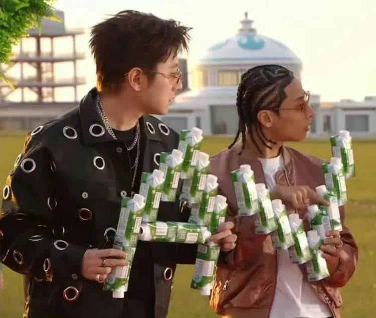 VaVa星友應援團把VA拿成了AV。翻攝《乘風2025》