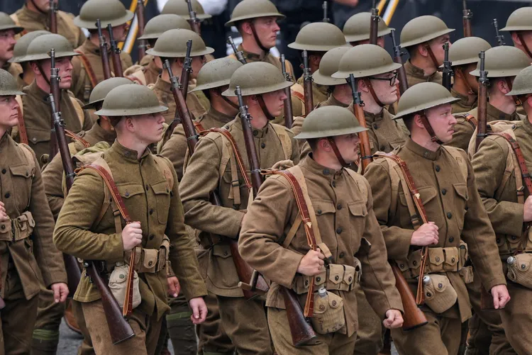 美軍穿著第一次大戰時期軍服。美聯社