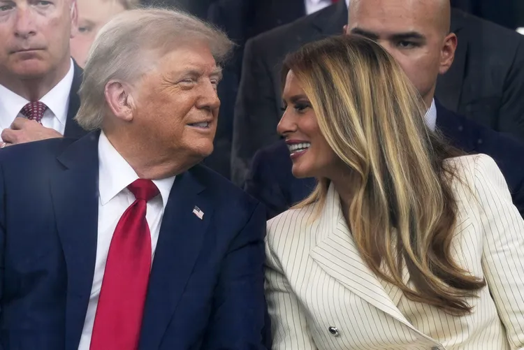 閱兵當天也是川普（左）的79歲生日，他與第一夫人梅蘭妮亞心情都很好。美聯社