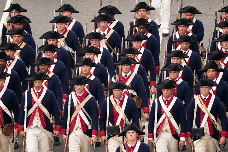 美軍穿著獨立戰爭時期的軍服。美聯社