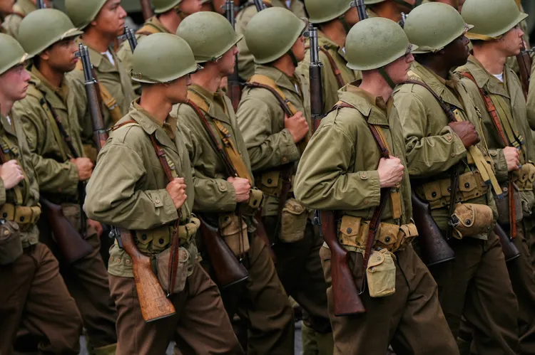 美軍穿著第二次大戰時期軍服。美聯社