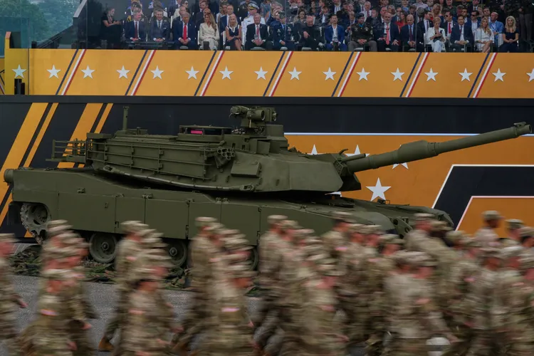 戰車也出現在閱兵典禮。美聯社