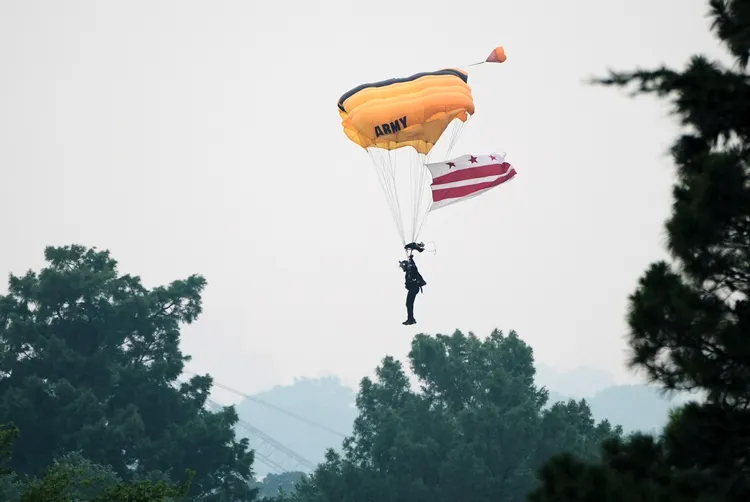 空降部隊向美國總統川普致敬。美聯社