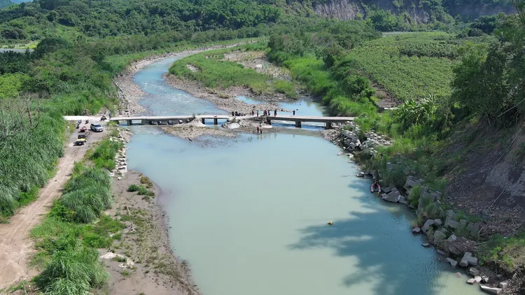救難人員搜尋中。翻攝畫面