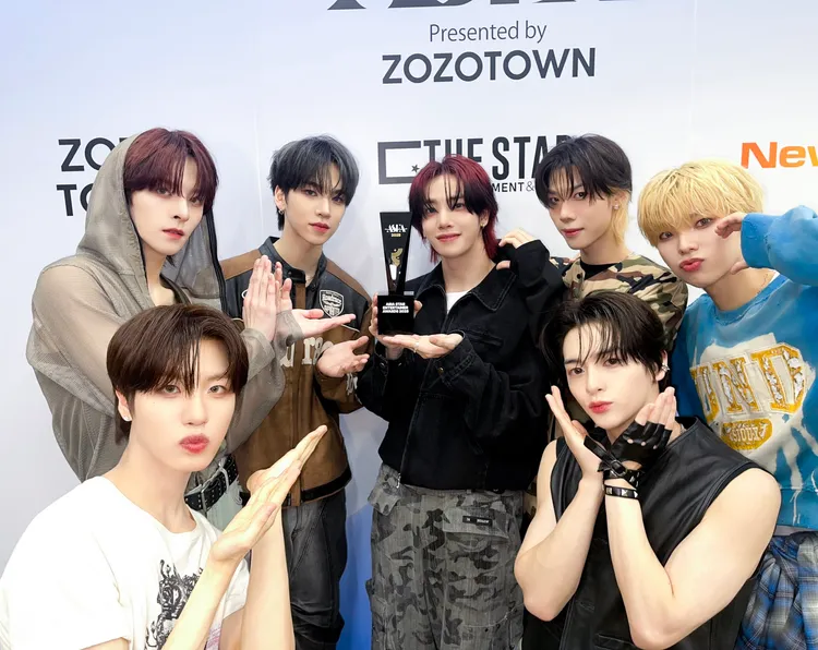 方毅家（後排左）所屬的n.SSign也出席ASEA頒獎典禮領獎。翻攝n.SSign X