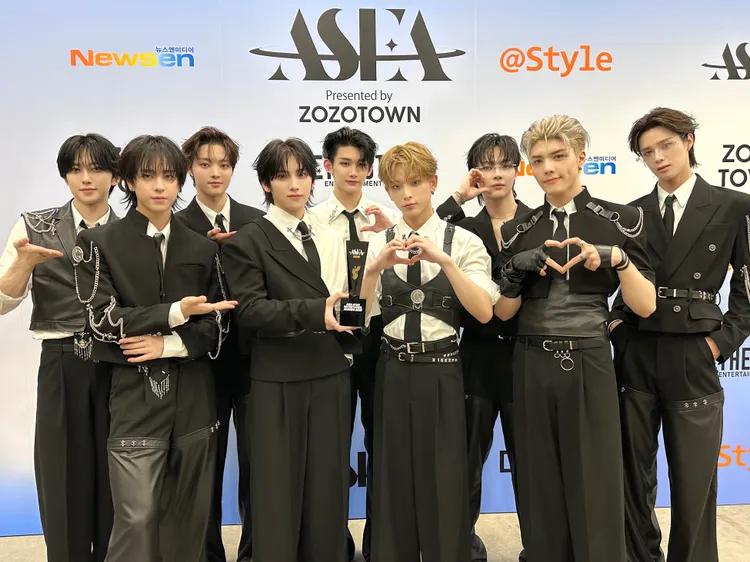 王奕翔（後排右二）所屬的&TEAM上周四參加ASEA頒獎典禮領獎。翻攝&TEAM X