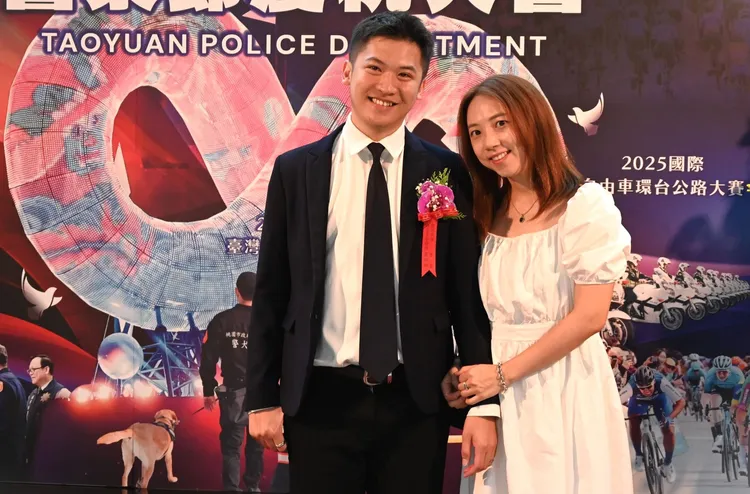 吳明軒和妻子。中壢警分局提供