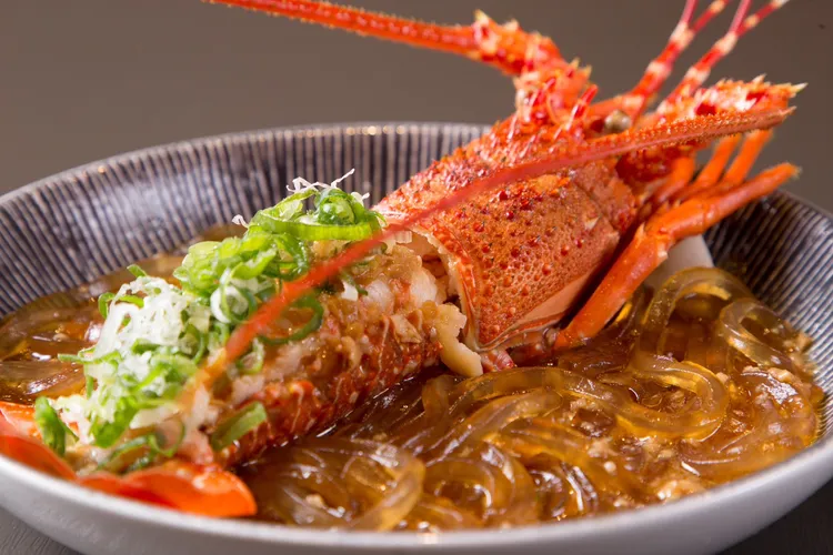 ▲漾客日式料理推出2人同行來店用餐，每桌免費招待價值980元龍蝦餐點。