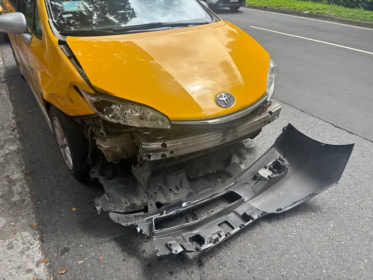 計程車車頭毀損。警方提供