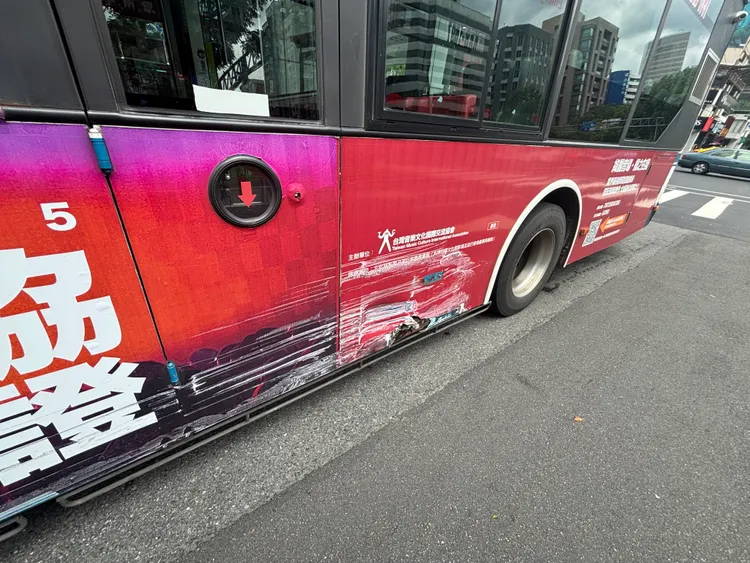 公車側身毀損。警方提供