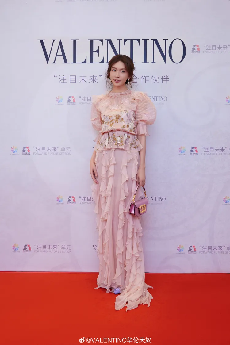 林志玲面對鏡頭展現名模風範。翻攝VALENTINO微博