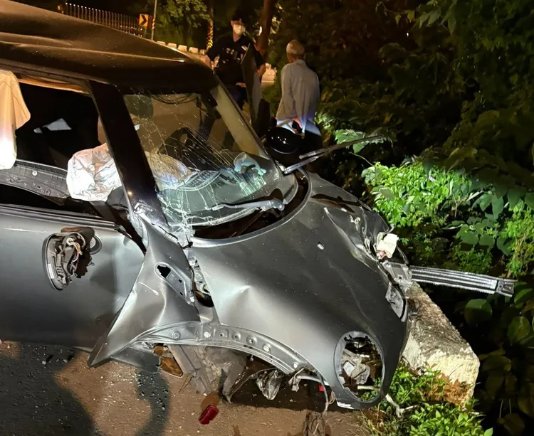 整部車幾乎撞成廢鐵。。翻攝臉書《道路救援 事故車 報廢車 大小型車輛 機具運送 24H 小牛拖吊車》