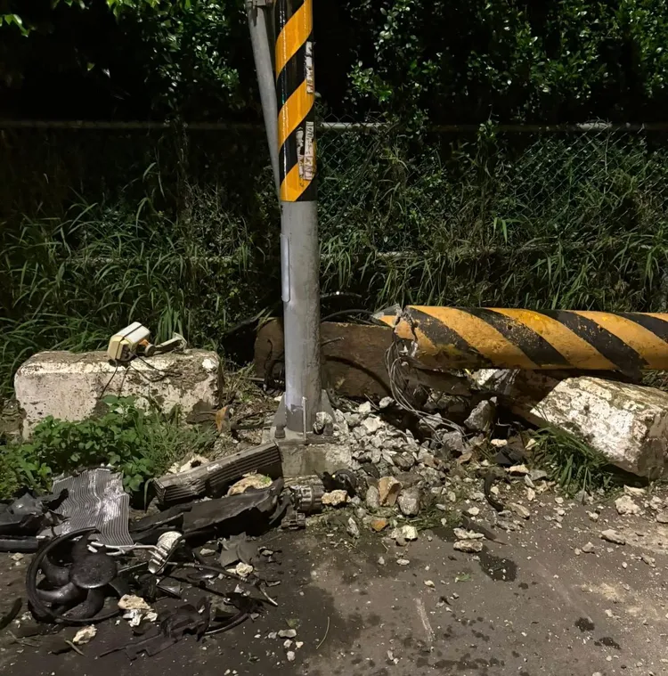 電桿攔腰而斷。。翻攝臉書《道路救援 事故車 報廢車 大小型車輛 機具運送 24H 小牛拖吊車》