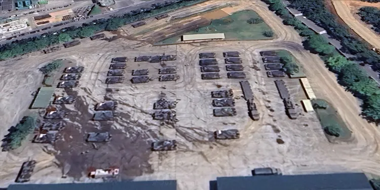 從Google地球衛星圖資中可見，陸軍新竹裝甲兵學校校區停放多輛M1A2T戰車、M1070A1重裝備運輸車。圖／翻攝自Google Earth