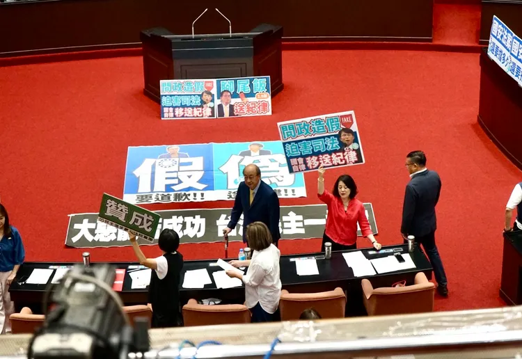 民進黨團今提案，將黃國昌質詢播放「示範帶」一事移送紀律委員會，但遭藍白聯手封殺，未能排入議程。邱筠媜攝