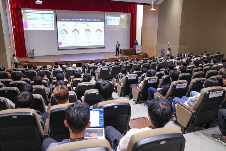 聯發科技前瞻技術研發中心（MediaTek Advanced Research Center，簡稱 MARC） ，以產學合作，促進前瞻技術研發，以推進新世代6G通訊、AI運算、與IC設計關鍵技術的發展；同時，協助各大學成立半導體學院，深化半導體人才培養，與台灣學研界攜手培育世界級的研發實力。聯發科提供