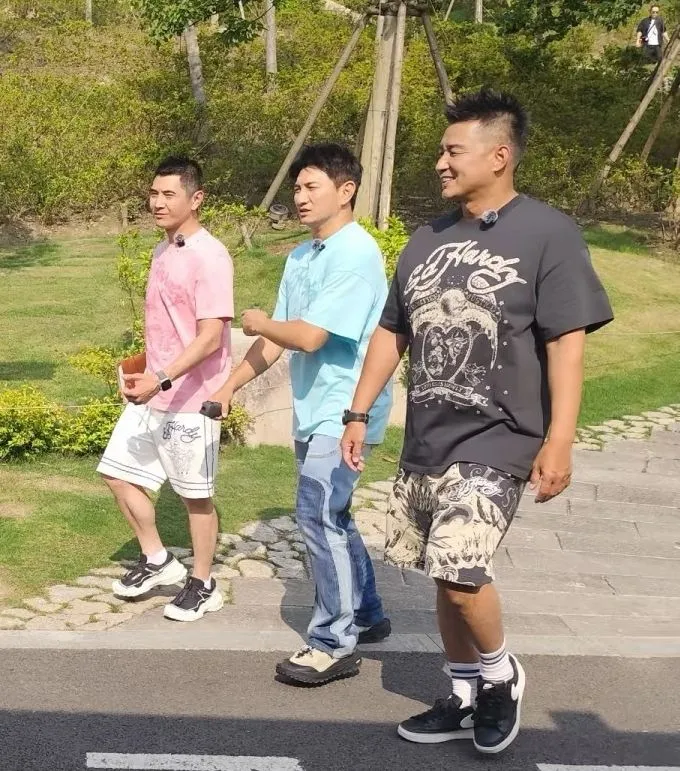 吳奇隆（中）換了一套衣服，在上海公園出外景。翻攝星聞快遞微博