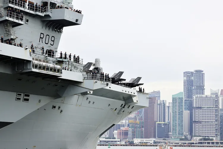 英國航空母艦威爾斯親王號（HMS Prince of Wales）23日抵新加坡靠港訪問。航艦打擊群部分編隊船艦在此之前已提前抵達。（英國國防部提供）中央社