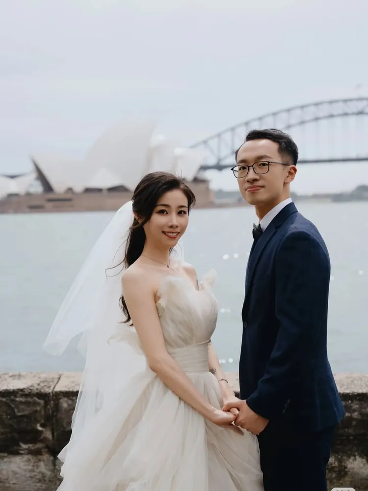 2人執子之手，與子偕老。翻攝路路IG