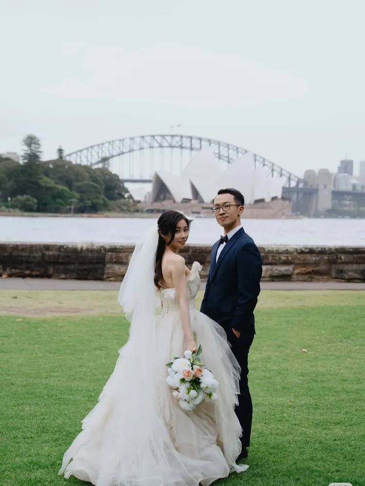 新人在知名景點雪梨歌劇院前拍婚紗照。翻攝路路IG