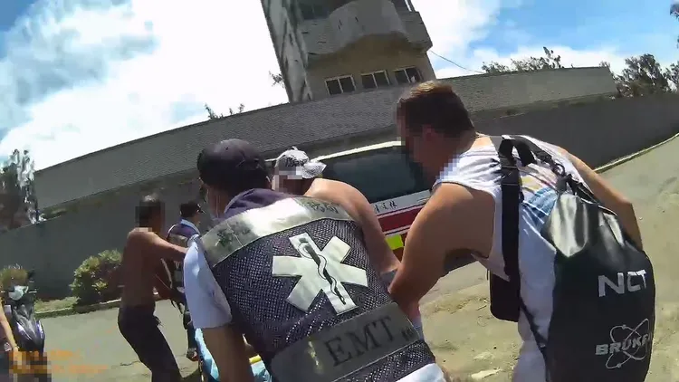 男子在旗津沙灘溺水，救難人員緊急將他送醫。翻攝畫面