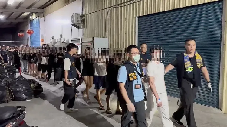 高雄警方查獲無照營業之KTV，現場查獲涉案人員共54人。翻攝畫面