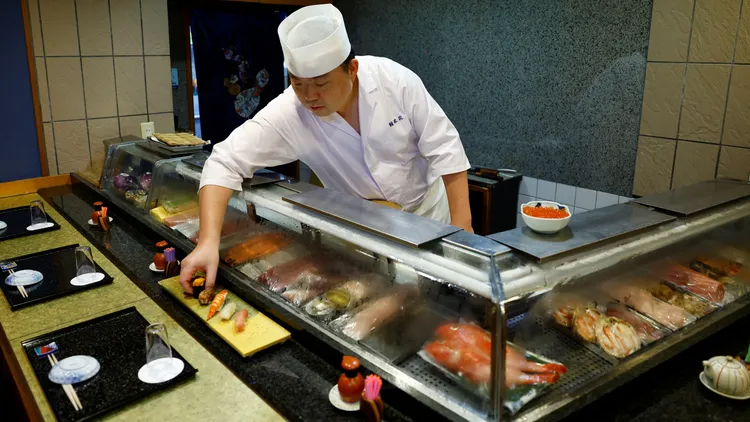 日本壽司職人。路透社資料照片