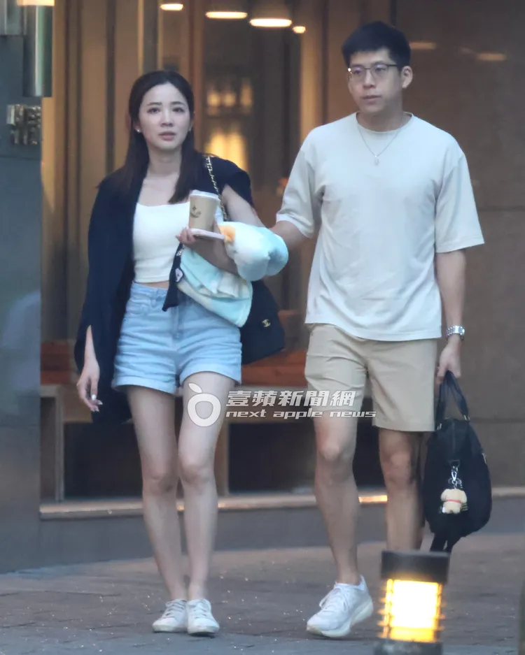 王乃伃男友環抱完她後換抓另一隻手臂。特勤中心攝