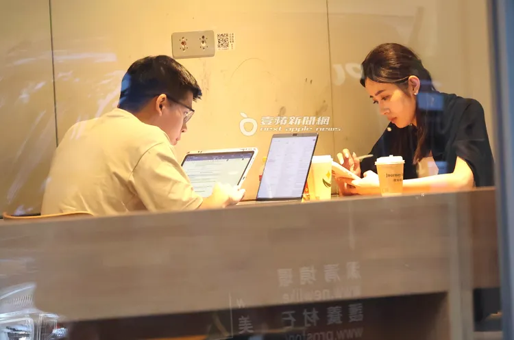 王乃伃機師男友Peter認真辦公，她在旁滑手機陪伴。特勤中心攝