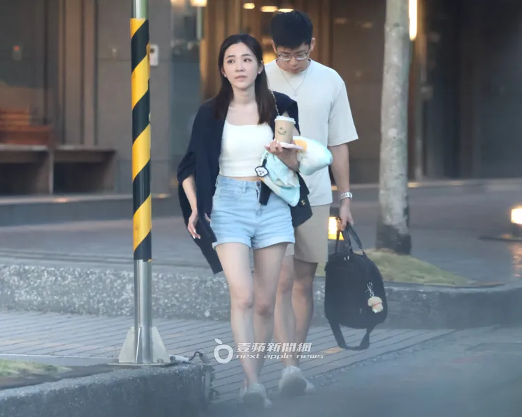 王乃伃與男友準備過馬路去拿車。特勤中心攝