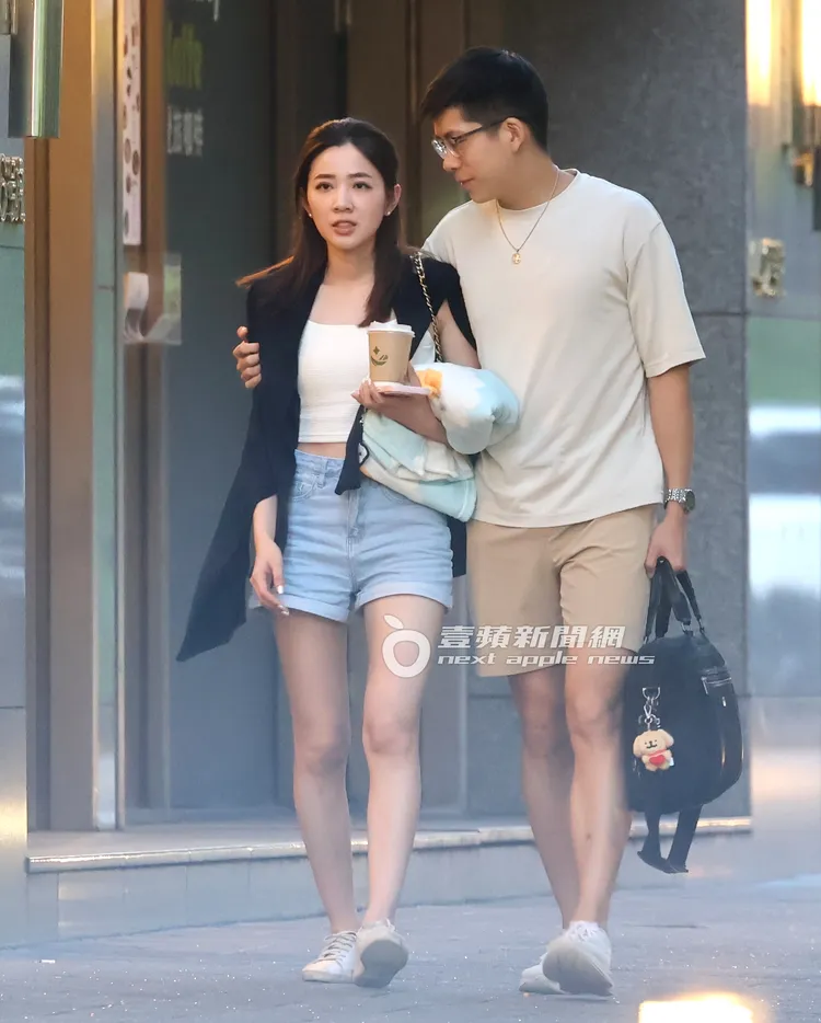 王乃伃男友Peter電腦包上的玩偶吊飾，隨著兩人腳步搖晃。特勤中心攝