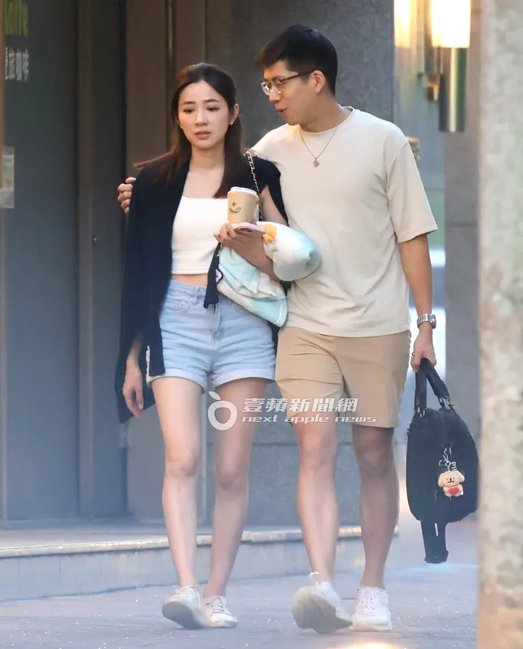 機師男友Peter摟住王乃伃肩膀。特勤中心攝