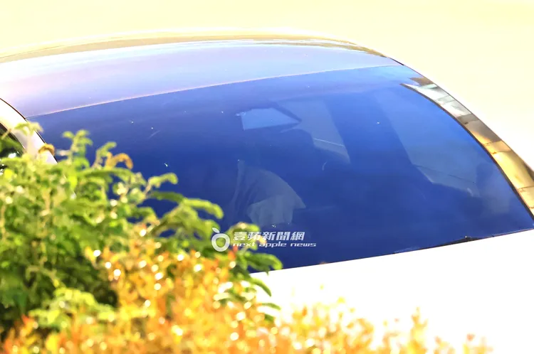 王乃伃男友坐在特斯拉上往副駕方向撲上去。特勤中心攝