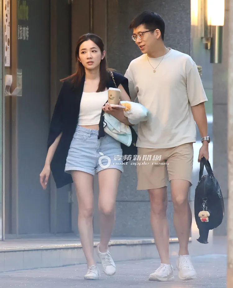 王乃伃（左）跟機師男友Peter從咖啡廳走出來。特勤中心攝