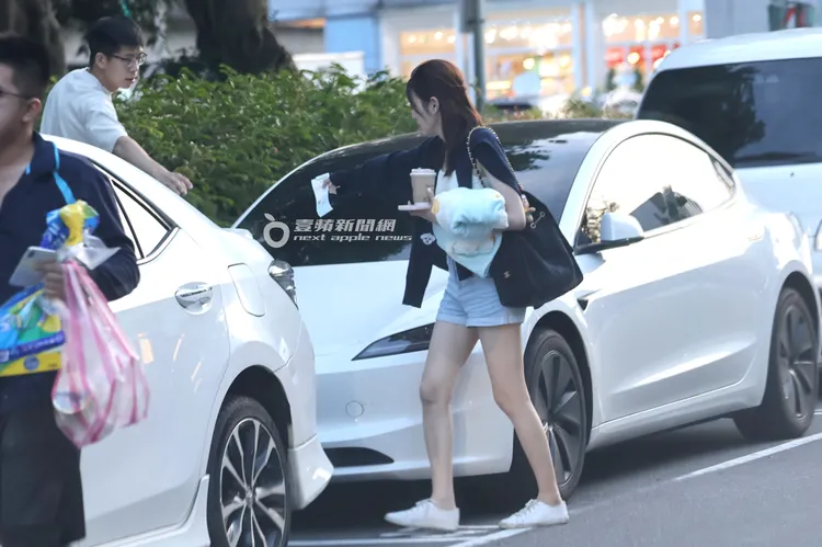 王乃伃貼心幫男友拿擋風玻璃前的停車繳費單。特勤中心攝