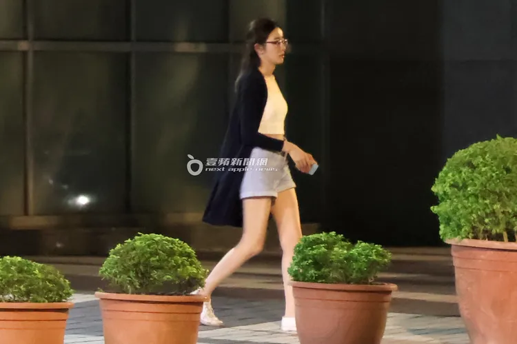 王乃伃進去壹電視不到1分鐘就從公司走出來。特勤中心攝