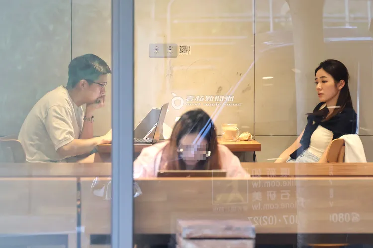 王乃伃（右）下班後與機師男友Peter在覺旅咖啡喝下午茶。特勤中心攝