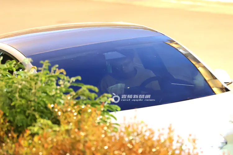 王乃伃與男友Peter在特斯拉車內約會1.5小時。特勤中心攝