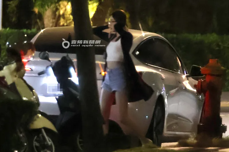 機師男友Peter載王乃伃回到公司，她下車伸懶腰、整理服裝儀容。特勤中心攝